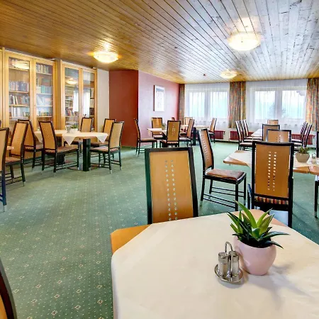 On Zettersfeld With Dolomite Views アパート